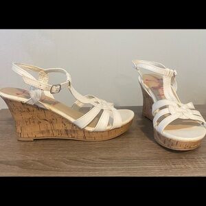 JELLYPOP WOMEN’S WEDGE SANDALS SIZE 7 M COLOR WHITE CUTE FOR SUMMERTIME!!!